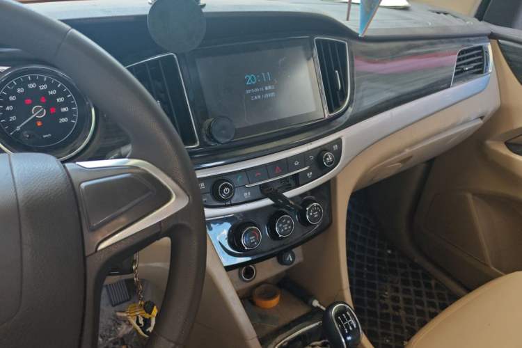 Used Baojun 730 2016 1.5L Manual Comfort Version 7 Seats China V Emission Standard Audio And AC Panel