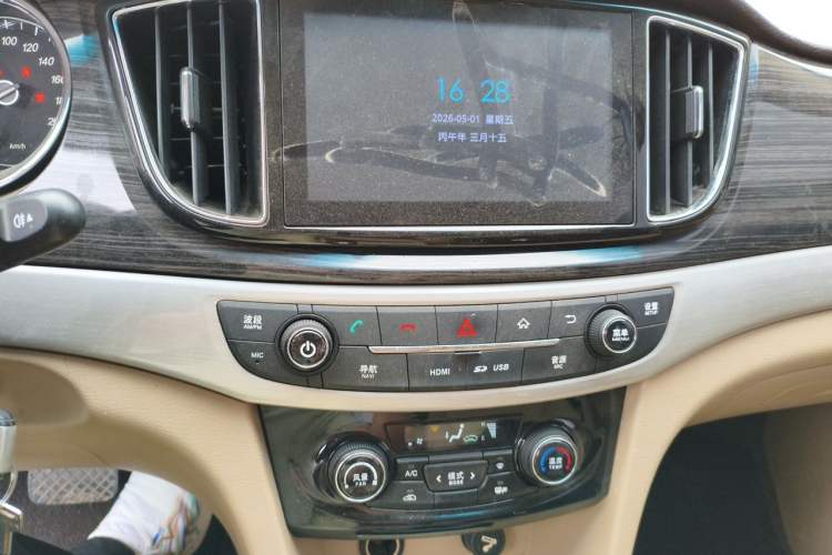 Used Baojun 730 2016 1.8L iAMT Luxury Model 7 Seats Audio And AC Panel