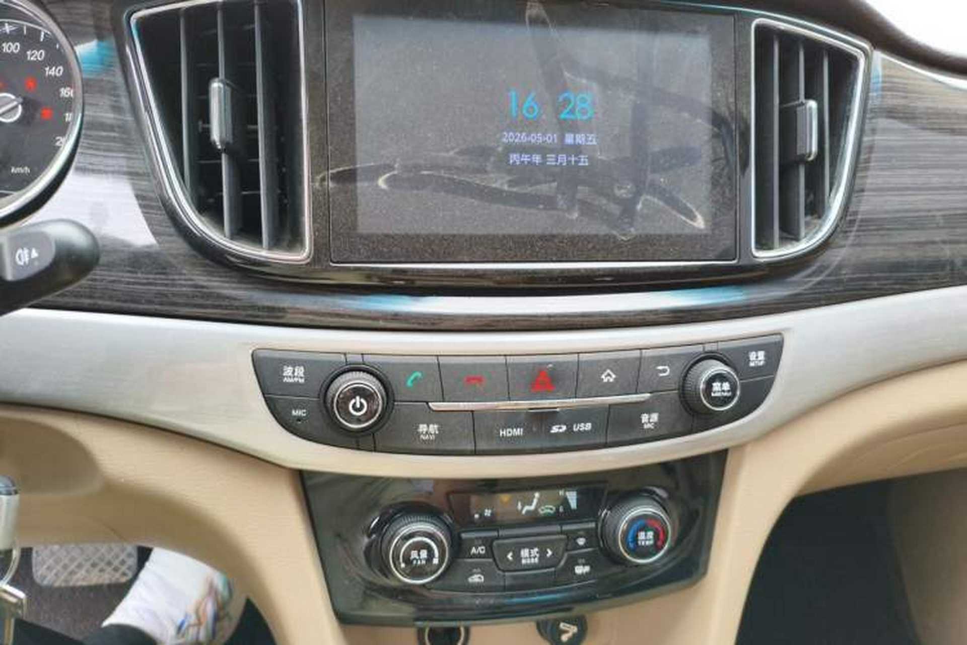 Used Baojun 730 2016 1.8L iAMT Luxury Model 7 Seats Audio And AC Panel