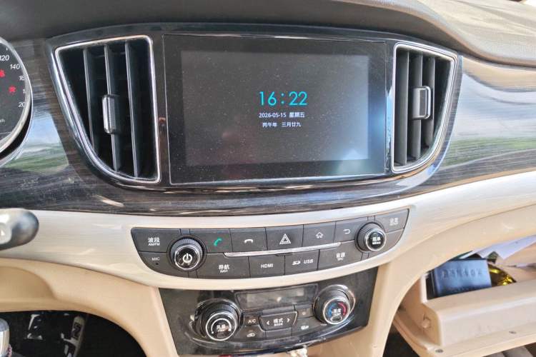 Used Baojun 730 2016 1.8L iAMT Luxury Model 7 Seats Audio And AC Panel