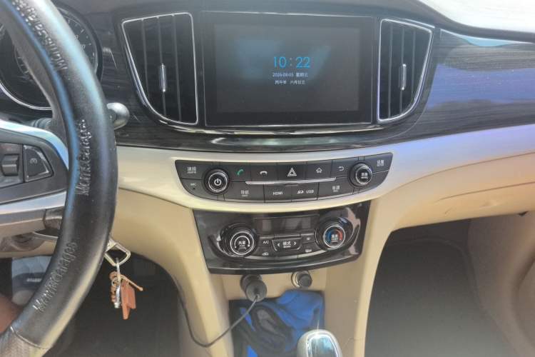 Used Baojun 730 2016 1.8L iAMT Luxury Model 7 Seats Audio And AC Panel