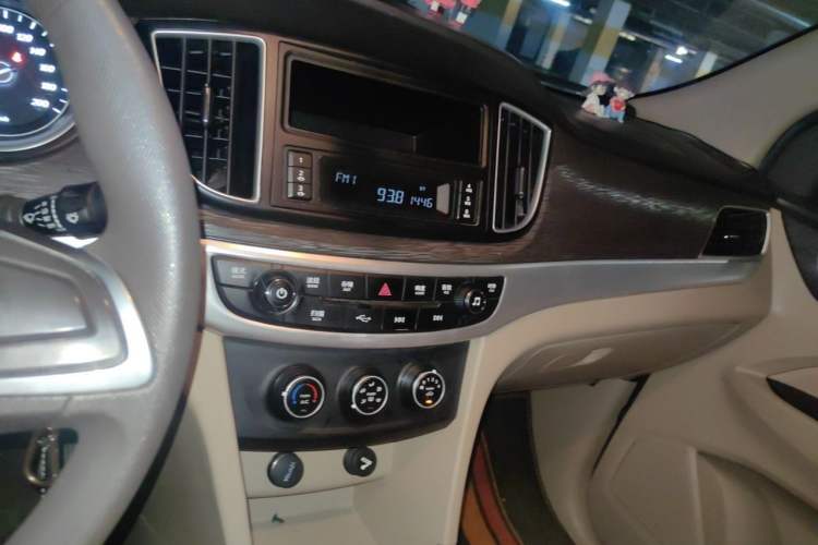 Used Baojun 730 2016 Revised 1.5L Manual Standard Version 7 Seats China V Emission Standard Audio And AC Panel