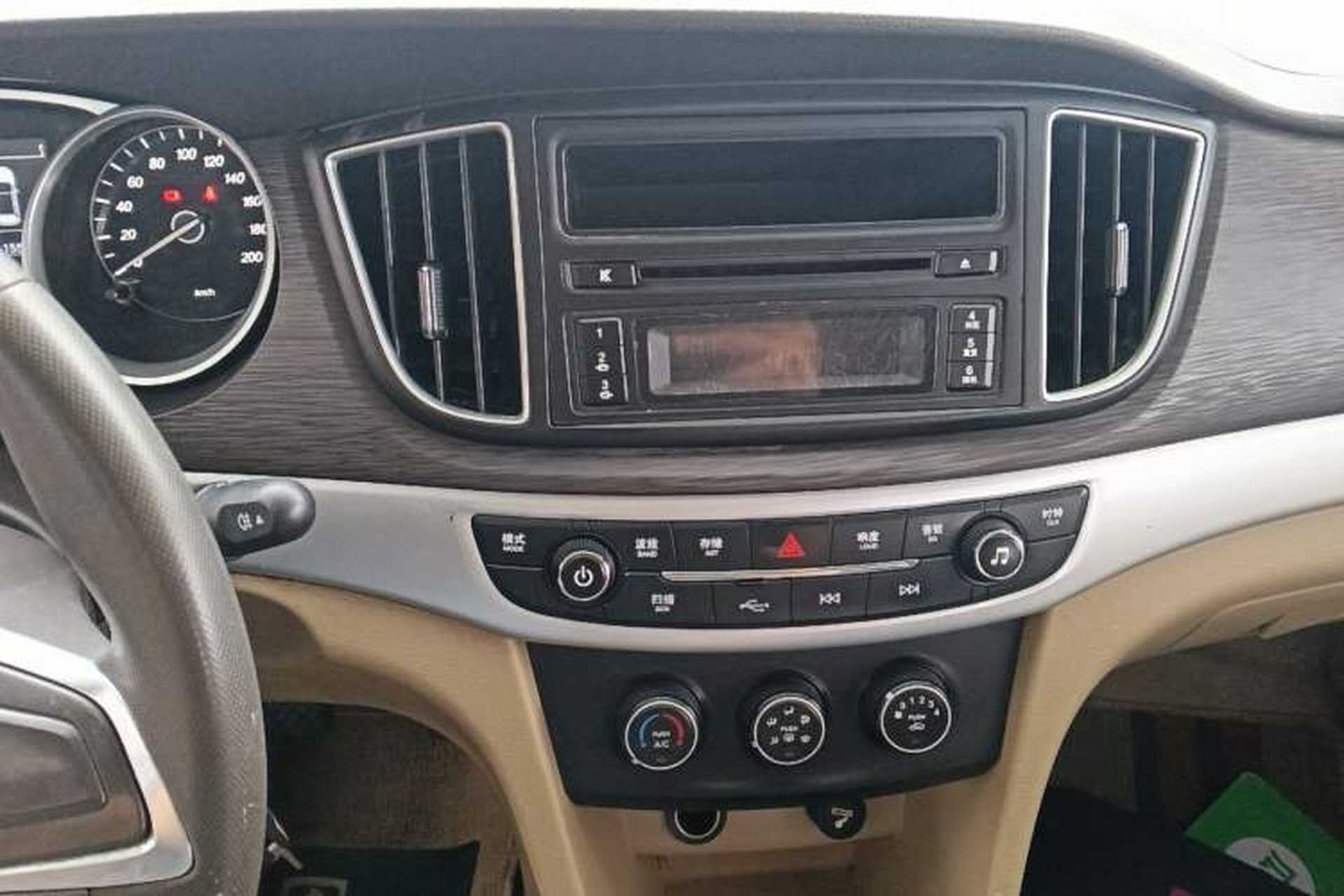 Used Baojun 730 2016 1.5L Manual Standard Version 7 Seats Audio And AC Panel