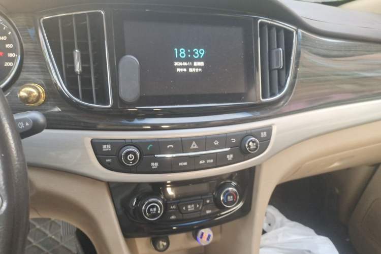 Used Baojun 730 2016 1.8L iAMT Luxury Model 7 Seats Audio And AC Panel