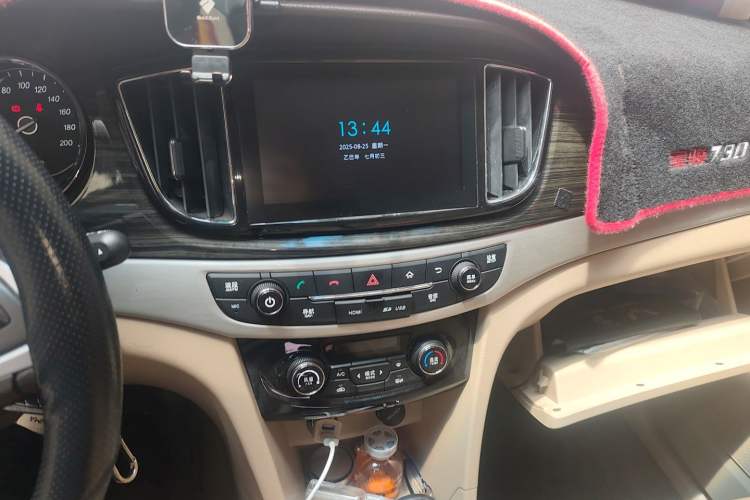 Used Baojun 730 2016 1.8L iAMT Luxury Model 7 Seats Audio And AC Panel