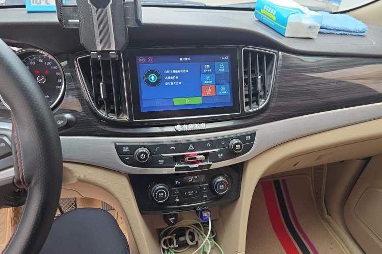 Used Baojun 730 2016 1.5L Manual Luxury Edition 7 Seats Audio And AC Panel