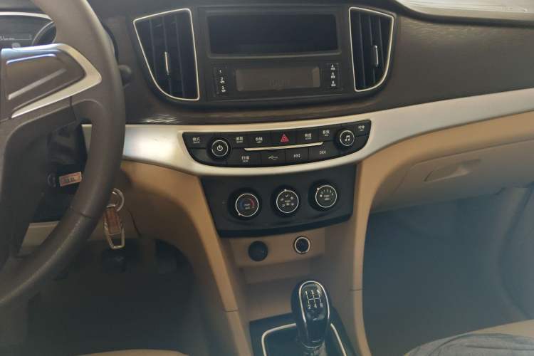 Used Baojun 730 2016 1.5L Manual Value Edition 7 Seats China V Emission Standard Audio And AC Panel