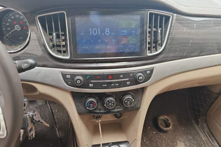 Used Baojun 730 2016 1.5L Manual Comfort Version 7 Seats China V Emission Standard Audio And AC Panel