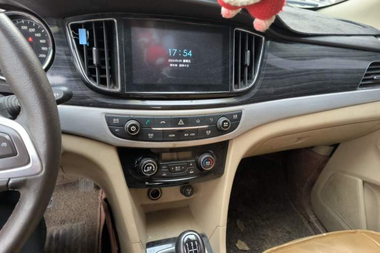 Used Baojun 730 2016 1.5L Manual Luxury Edition 7 Seats Audio And AC Panel