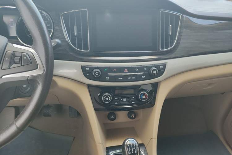Used Baojun 730 2016 1.5L Manual Luxury Edition 7 Seats Audio And AC Panel