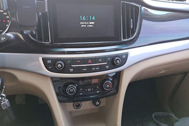 Used Baojun 730 2016 1.5L Manual Luxury Edition 7 Seats Audio And AC Panel