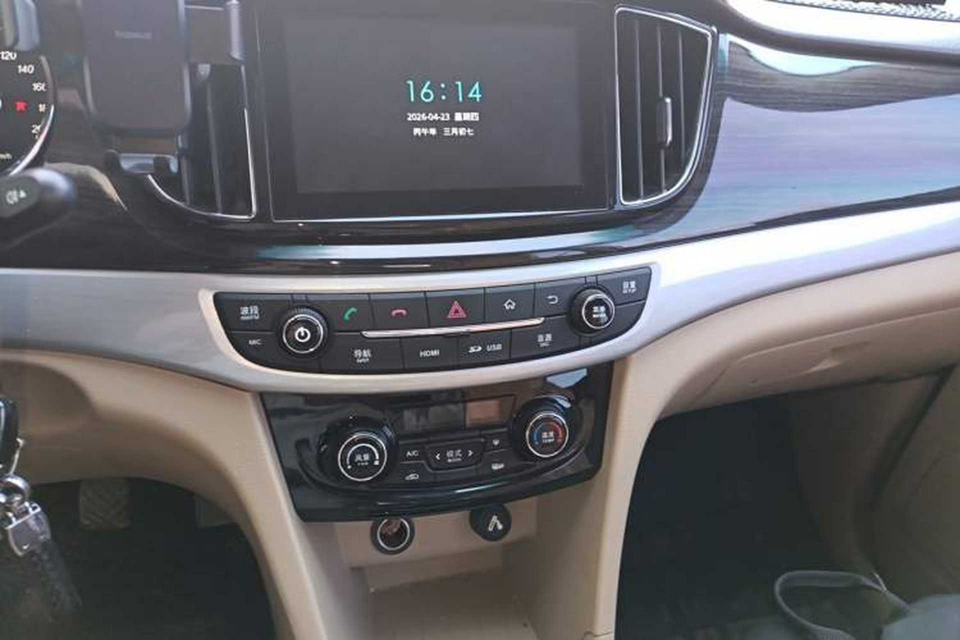 Used Baojun 730 2016 1.5L Manual Luxury Edition 7 Seats Audio And AC Panel