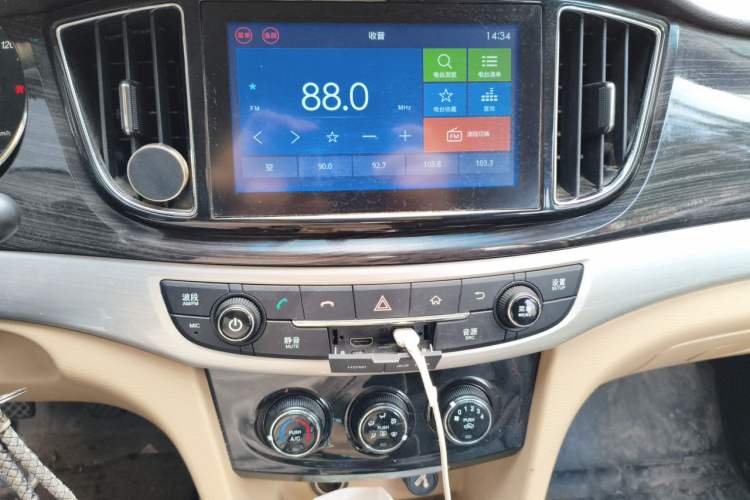 Used Baojun 730 2016 1.5L Manual Standard Version 7 Seats Audio And AC Panel