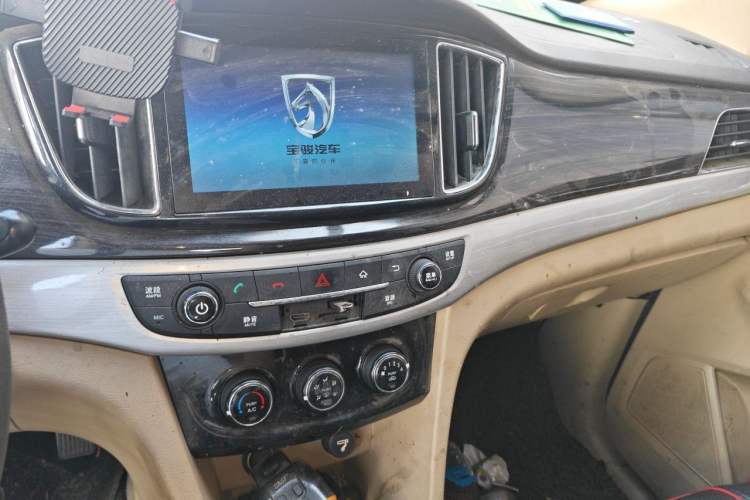 Used Baojun 730 2016 1.5L Manual Comfort Version 7 Seats China V Emission Standard Audio And AC Panel