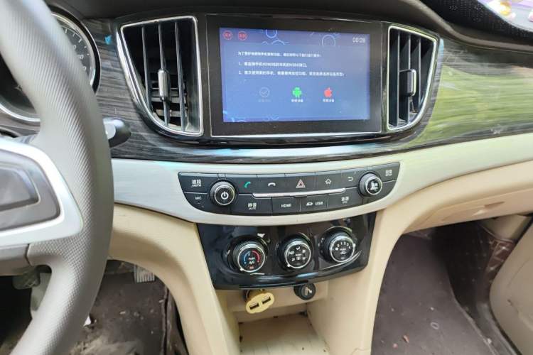 Used Baojun 730 2016 1.5L Manual Standard Version 7 Seats Audio And AC Panel