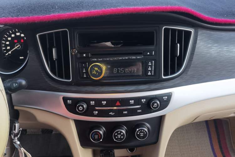 Used Baojun 730 2016 Revised 1.5L Manual Standard Version 7 Seats China V Emission Standard Audio And AC Panel