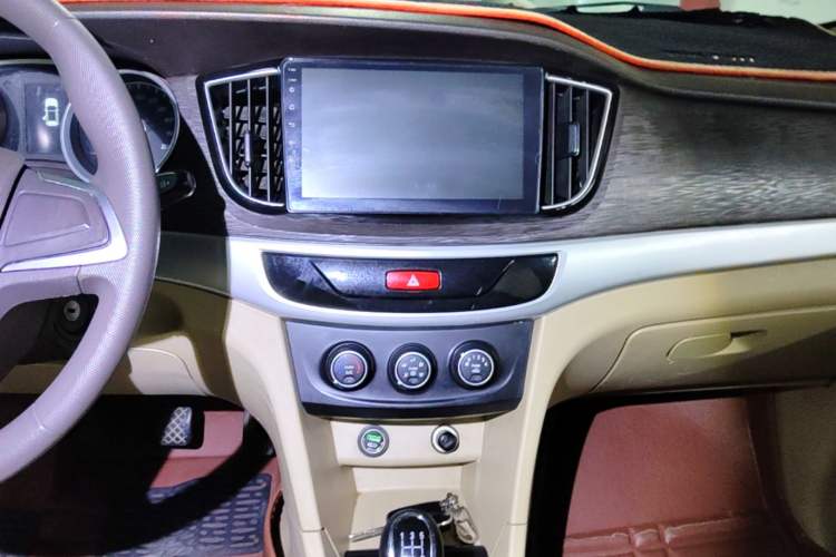 Used Baojun 730 2016 Revised 1.5L Manual Standard Version 7 Seats China V Emission Standard Audio And AC Panel
