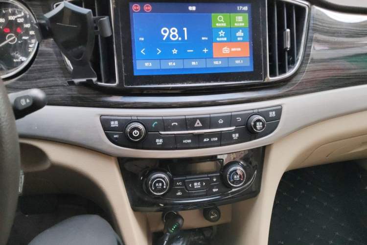 Used Baojun 730 2016 1.8L iAMT Luxury Model 7 Seats Audio And AC Panel