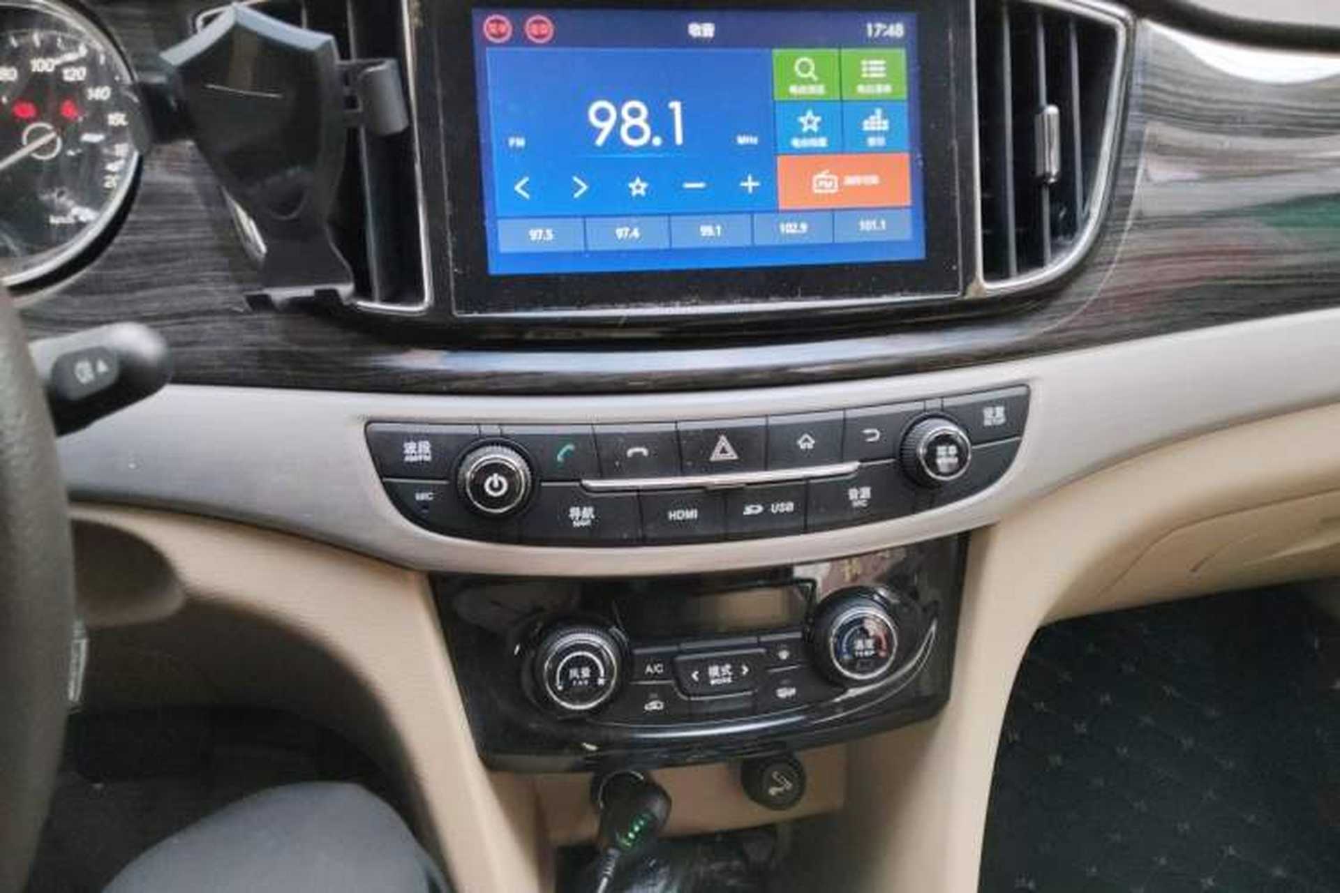 Used Baojun 730 2016 1.8L iAMT Luxury Model 7 Seats Audio And AC Panel