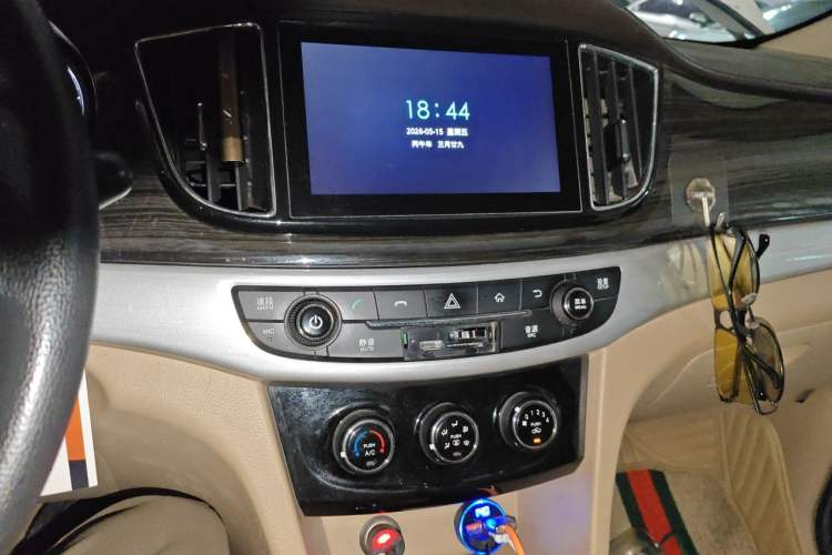 Used Baojun 730 2016 1.5T Manual Comfort Version 7 Seats Audio And AC Panel