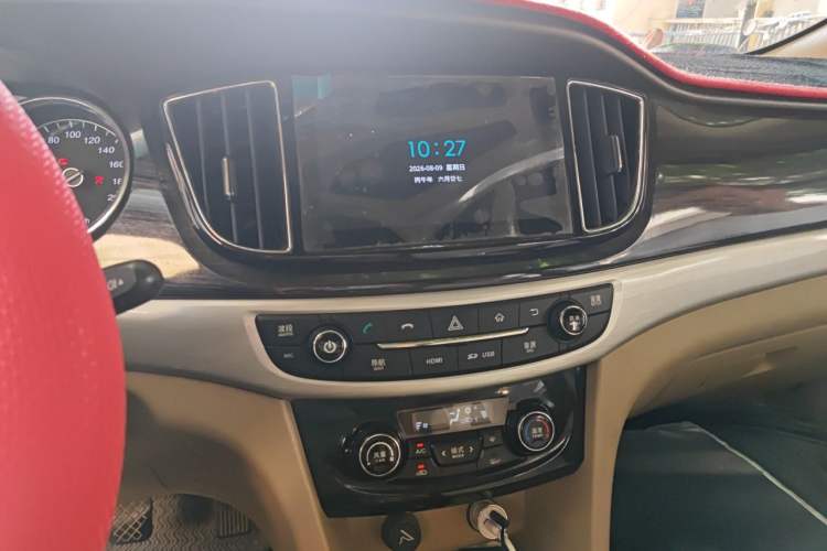 Used Baojun 730 2016 1.8L Manual Luxury Edition 7 Seats Audio And AC Panel