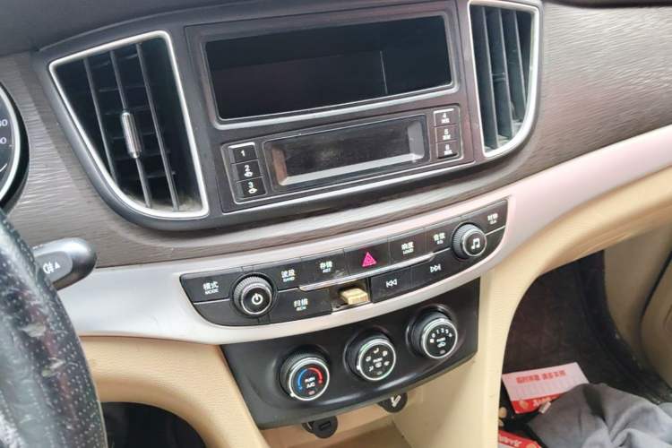 Used Baojun 730 2016 Revised Version 1.5L Manual Standard Model 5 Seats Audio And AC Panel