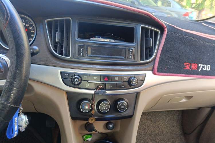 Used Baojun 730 2016 1.5L Manual Value Edition 8 Seats China V Emission Standard Audio And AC Panel