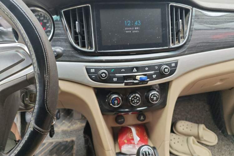 Used Baojun 730 2016 1.5L Manual Comfort Version 7 Seats China V Emission Standard Audio And AC Panel