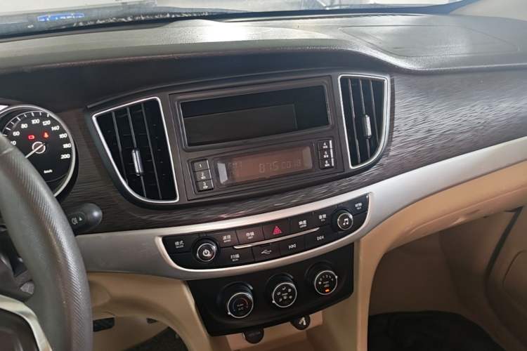 Used Baojun 730 2016 1.5L Manual Standard Version 7 Seats Audio And AC Panel