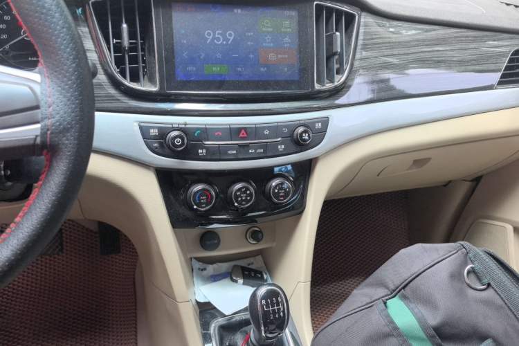 Used Baojun 730 2016 1.5T Manual Comfort Version 7 Seats Audio And AC Panel