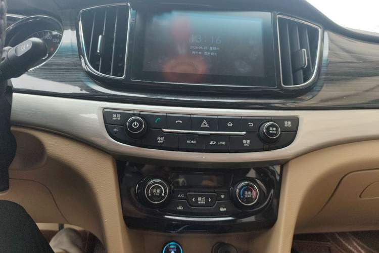 Used Baojun 730 2016 1.5T Manual Comfort Version 7 Seats Audio And AC Panel