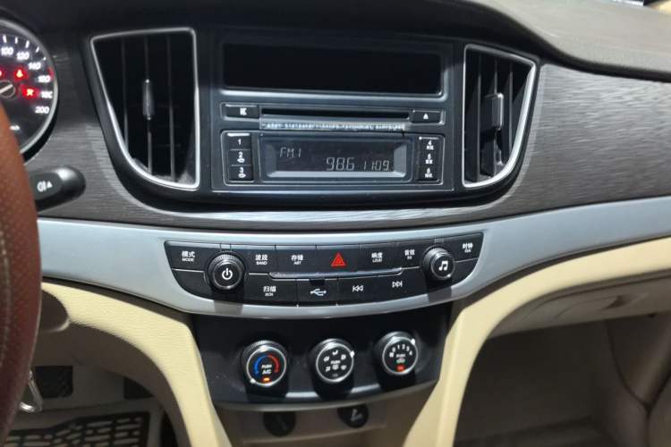 Used Baojun 730 2016 Revised 1.5L Manual Standard Version 7 Seats China V Emission Standard Audio And AC Panel