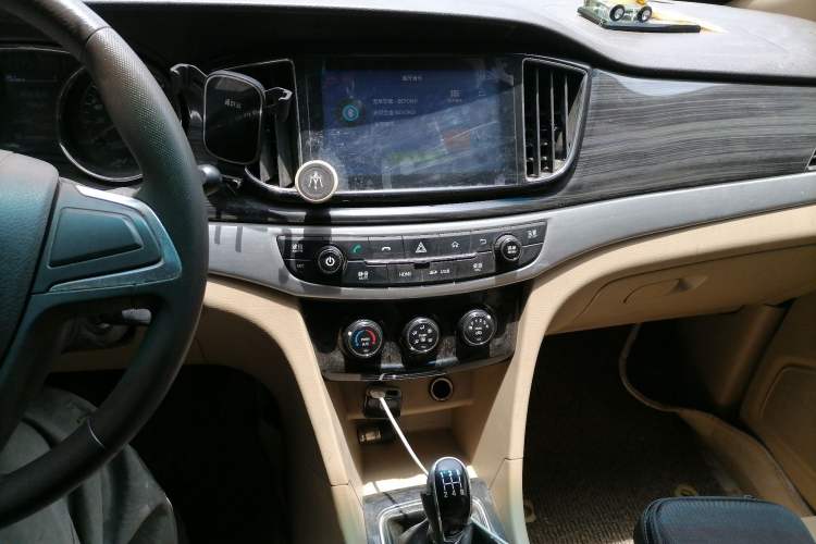 Used Baojun 730 2016 1.5L Manual Comfort Version 7 Seats China V Emission Standard Audio And AC Panel