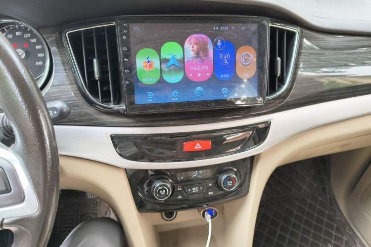 Used Baojun 730 2016 1.8L iAMT Luxury Model 7 Seats Audio And AC Panel