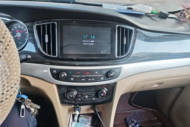 Used Baojun 730 2016 1.5T Manual Luxury Edition 7 Seats Audio And AC Panel