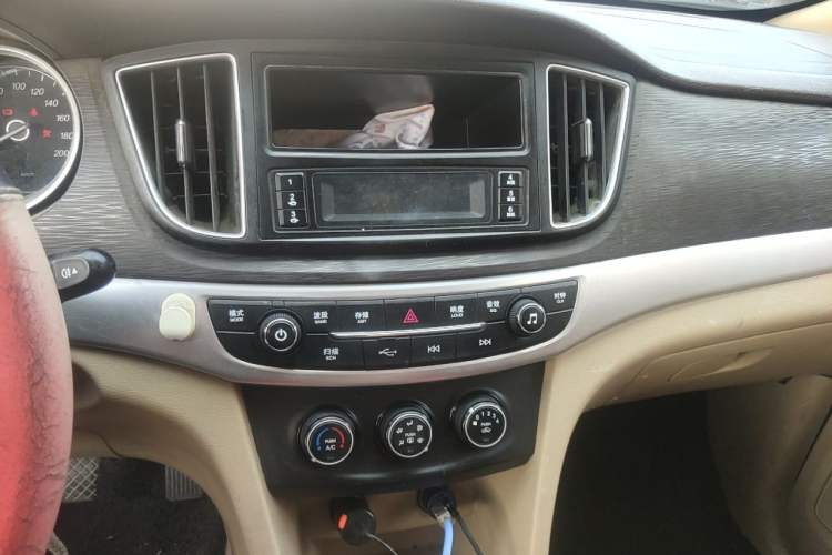 Used Baojun 730 2016 1.5L Manual Standard Version 7 Seats Audio And AC Panel