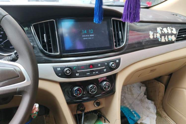 Used Baojun 730 2016 1.5L Manual Luxury Edition 7 Seats Audio And AC Panel