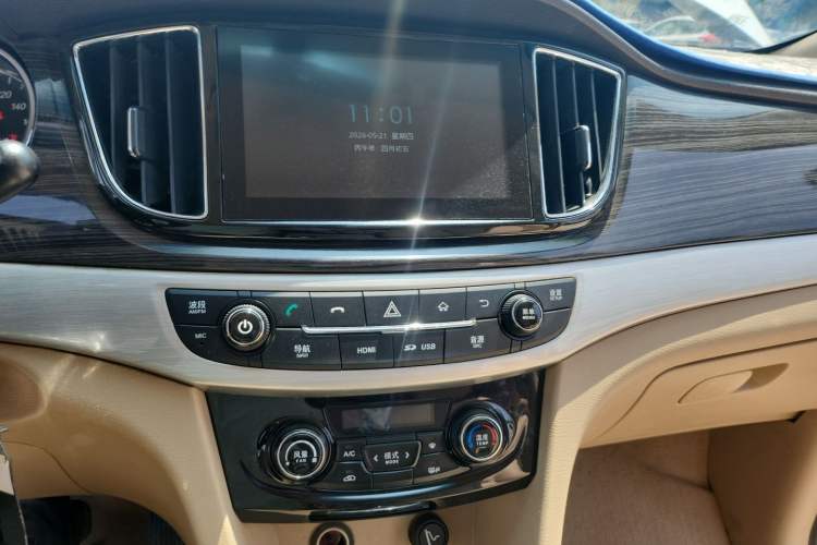 Used Baojun 730 2016 1.8L iAMT Luxury Model 7 Seats Audio And AC Panel