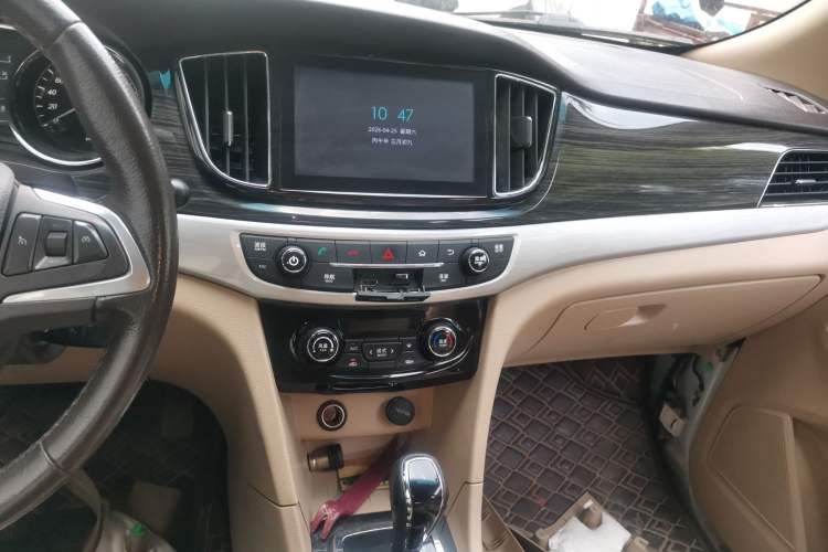 Used Baojun 730 2016 1.8L iAMT Luxury Model 7 Seats Audio And AC Panel