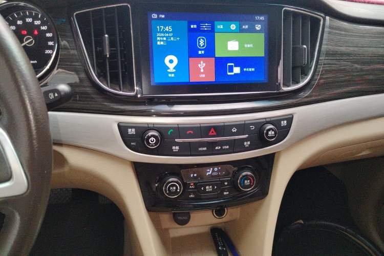 Used Baojun 730 2016 1.8L iAMT Luxury Model 7 Seats Audio And AC Panel