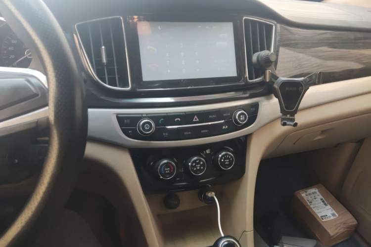 Used Baojun 730 2016 1.5L Manual Comfort Version 7 Seats China V Emission Standard Audio And AC Panel