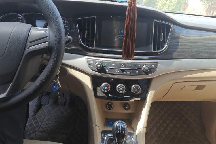 Used Baojun 730 2016 1.5L Manual Comfort Version 7 Seats China V Emission Standard Audio And AC Panel