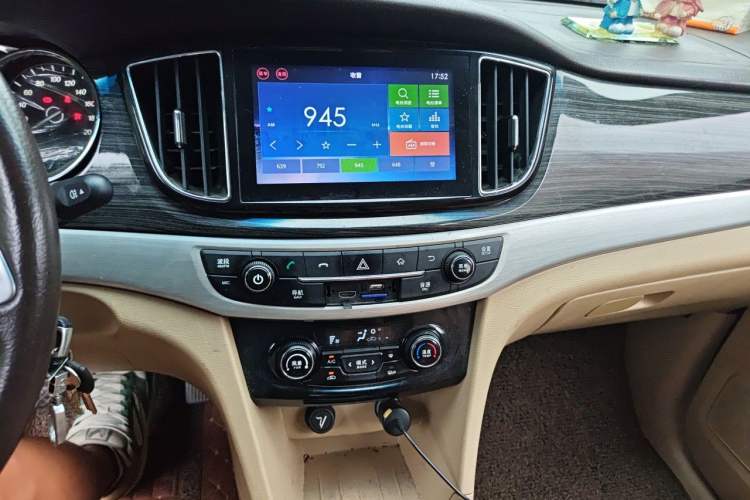 Used Baojun 730 2016 1.5T Manual Luxury Edition 7 Seats Audio And AC Panel