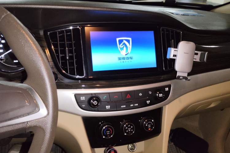 Used Baojun 730 2016 1.5T Manual Comfort Version 7 Seats Audio And AC Panel