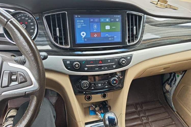 Used Baojun 730 2016 1.8L iAMT Luxury Model 7 Seats Audio And AC Panel