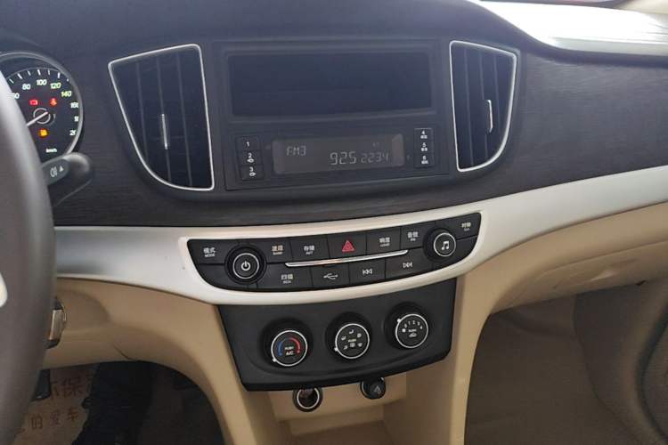 Used Baojun 730 2016 1.5L Manual Value Edition 7 Seats China V Emission Standard Audio And AC Panel