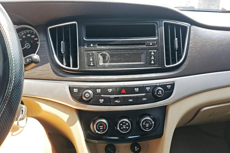 Used Baojun 730 2016 Revised 1.5L Manual Standard Version 7 Seats China V Emission Standard Audio And AC Panel
