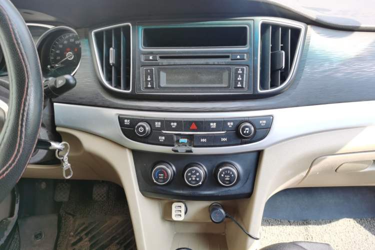 Used Baojun 730 2016 Revised 1.5L Manual Standard Version 7 Seats China V Emission Standard Audio And AC Panel