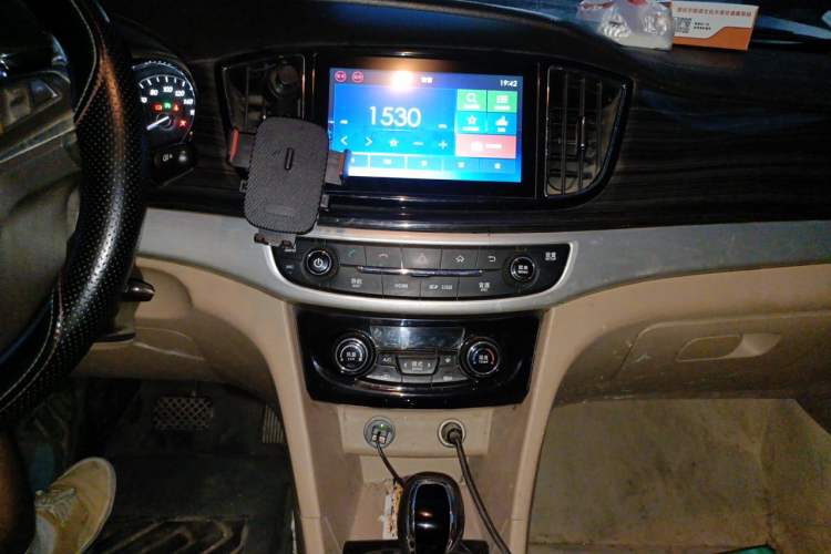 Used Baojun 730 2016 1.8L iAMT Luxury Model 7 Seats Audio And AC Panel