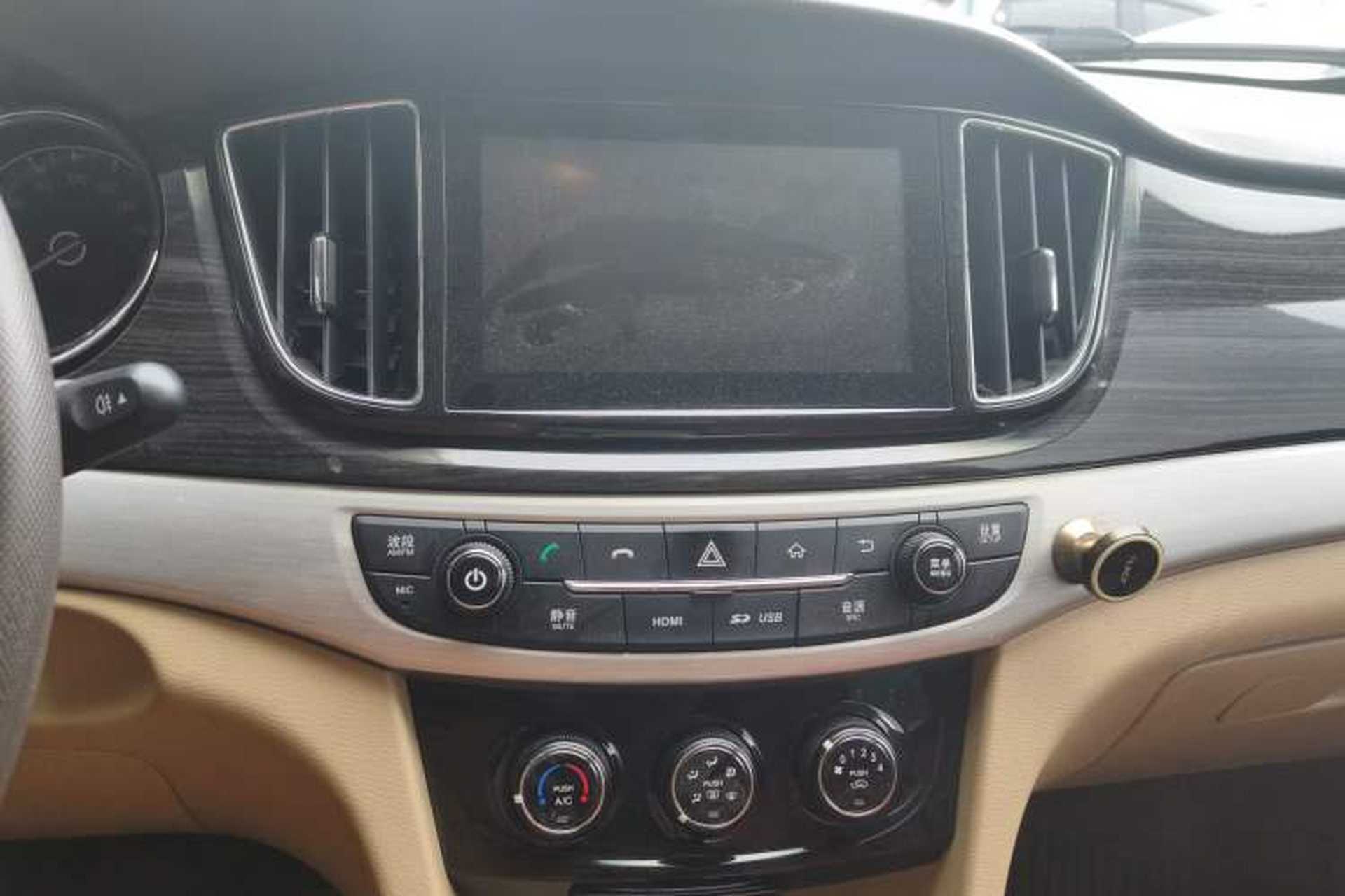 Used Baojun 730 2016 1.5T Manual Comfort Version 7 Seats Audio And AC Panel